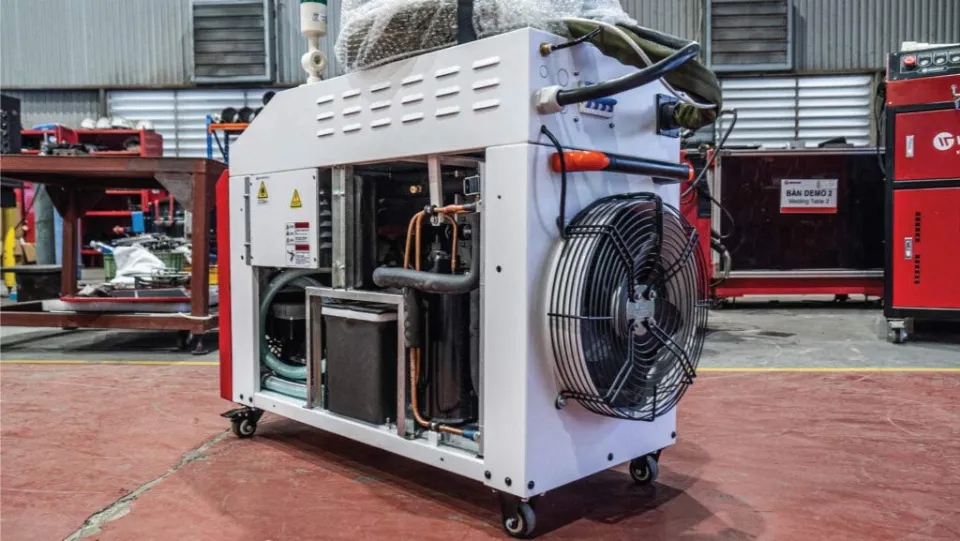 Bên trong máy hàn laser Weldcom LW2000SM